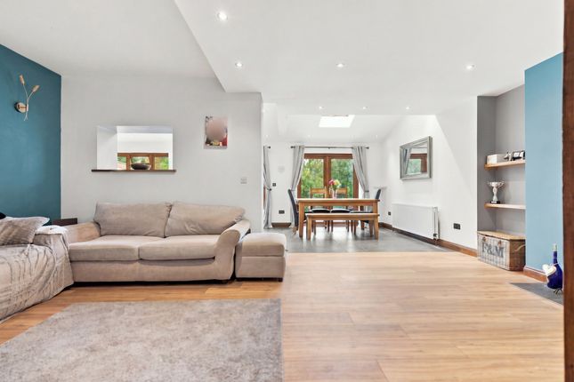 42, Mannering Gardens, Westcliff-on-sea photo 2