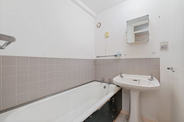Flat for sale in Basinghall Gardens, Sutton
