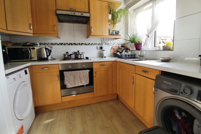 25, Grampian Way, Slough photo 4