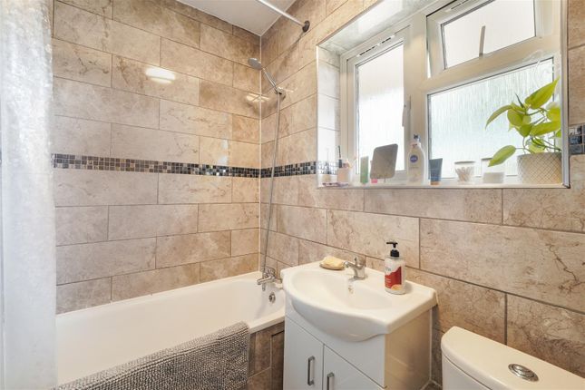 3, Gauntlett Court, Wembley photo 4