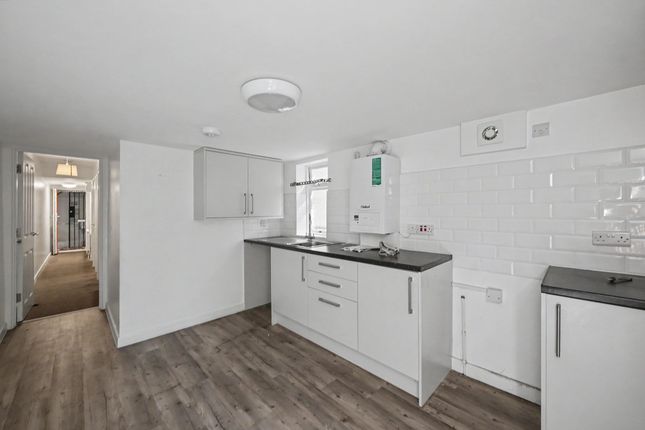 Flat A, 6 Saltram Crescent, London photo 3