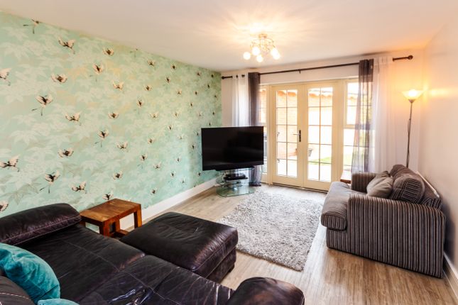 21, Bell Farm Close, Dunstable photo 2