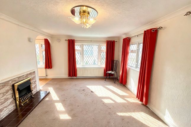 4 Layborne Avenue, Cummings Hall Lane, Romford photo 2