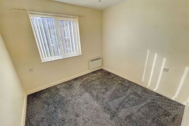 Flat to rent in Hanover Court, Durham