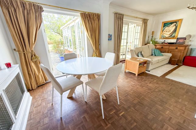 52 Welley Road, Wraysbury photo 4