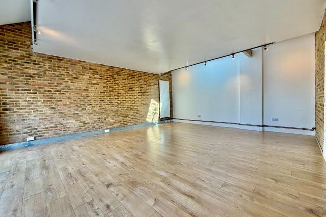 5 Laundry Mews, Herschell Road, London photo 4