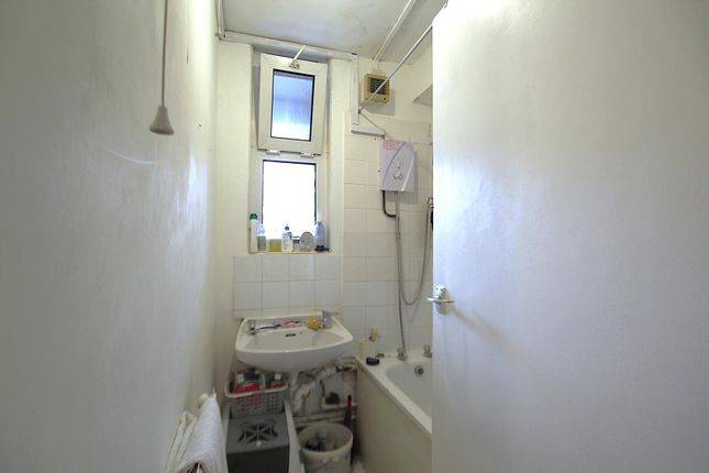 Flat 26, Mcglashon House, Hunton Street, London photo 4
