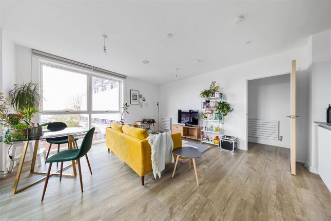 Flat to rent in Old Brewery Way, London