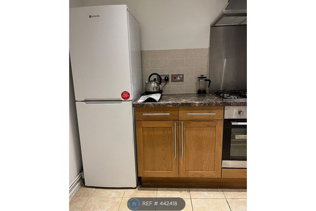 Flat, Triangle Place, London photo 3