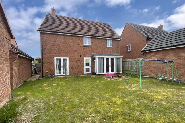 Detached house to rent in Hewitt Road, Basingstoke, Hampshire