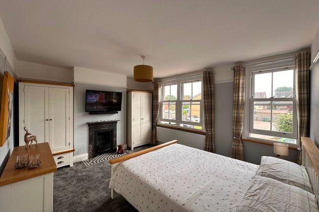 10, Grove Road, Surrey photo 5