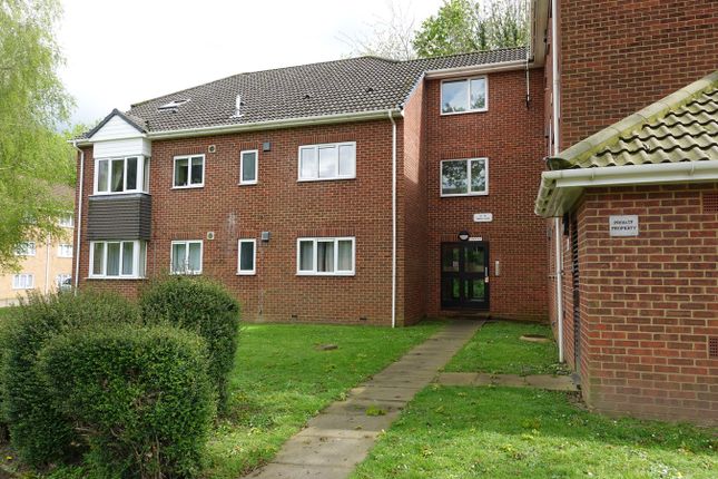 Flat to rent in Findlay Close, Gillingham