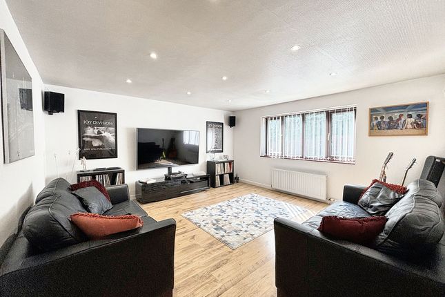 6 Cornlea Drive, Manchester photo 3
