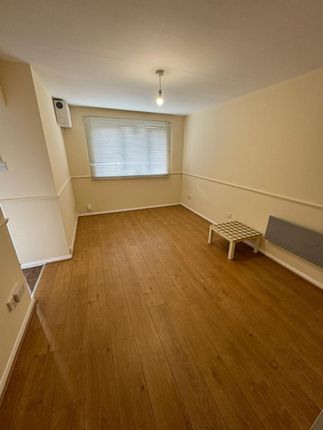 Flat to rent in Chaffinch Close, London