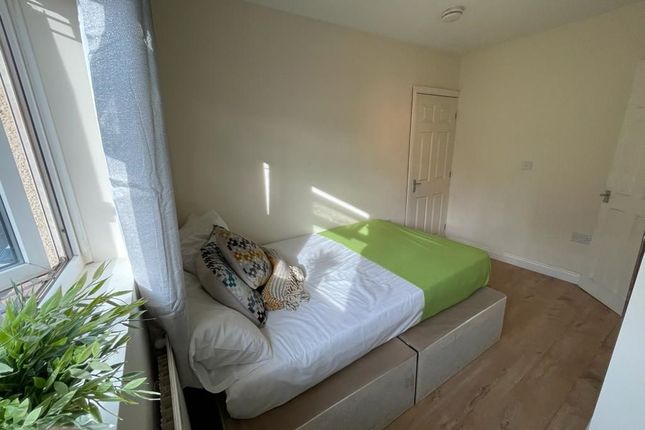 Thumbnail Room to rent in Strattondale Street, London