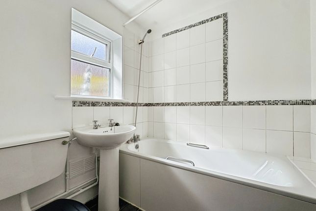 Flat 1, 52, Birchett Road, Hampshire photo 4
