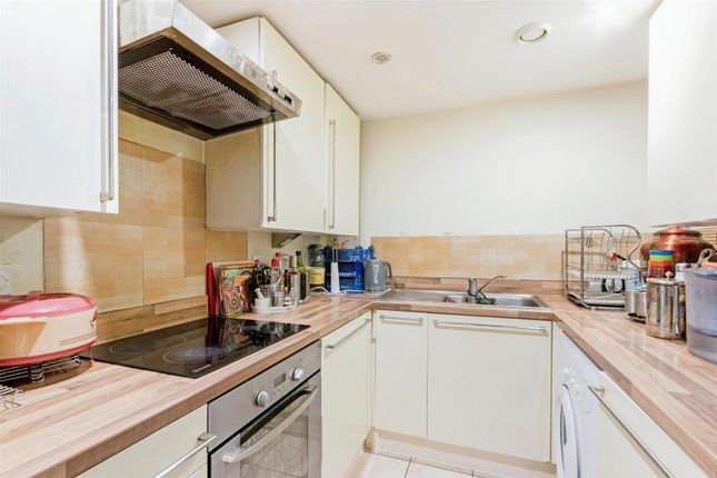 Flat for sale in Greenview Drive, London