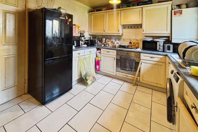 25, Eversley Drive, Bradford photo 2