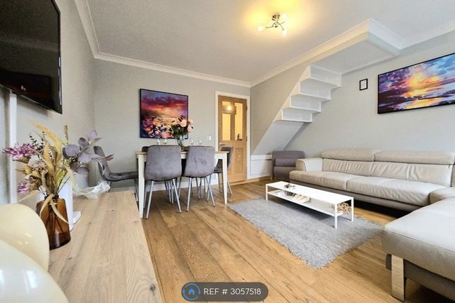 Flat, Bayer House Golden Lane Estate, London photo 2