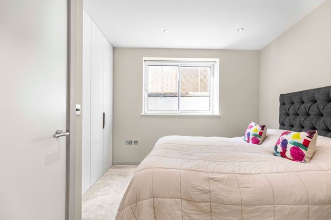 Flat to rent in The Broadway, Barnes