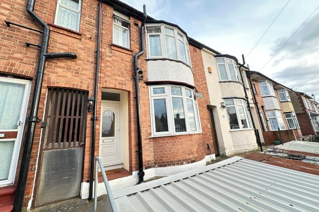 Terraced house to rent in Talbot Road, Luton, Bedfordshire LU2