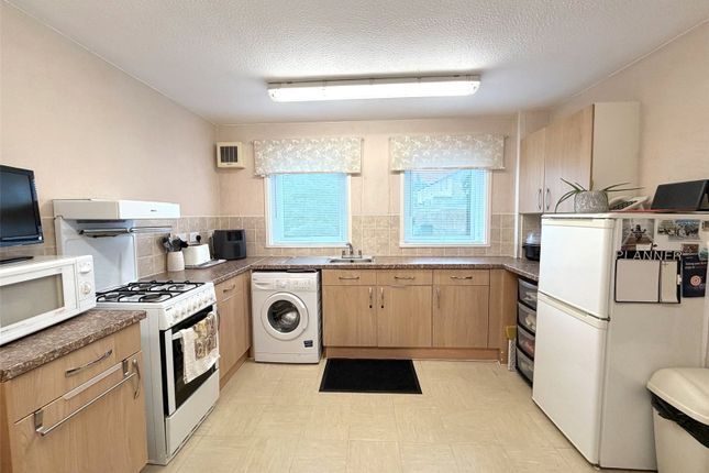 21, Primrose Gardens, West Midlands photo 4