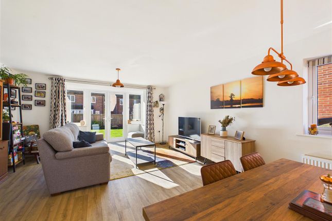72, Geldart Avenue, South Cave photo 2