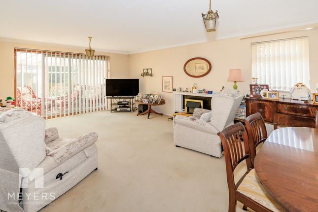 22, Pineholt Close, Ringwood photo 2