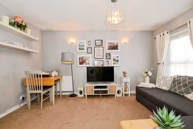 16, Lower Furney Close, High Wycombe photo 2
