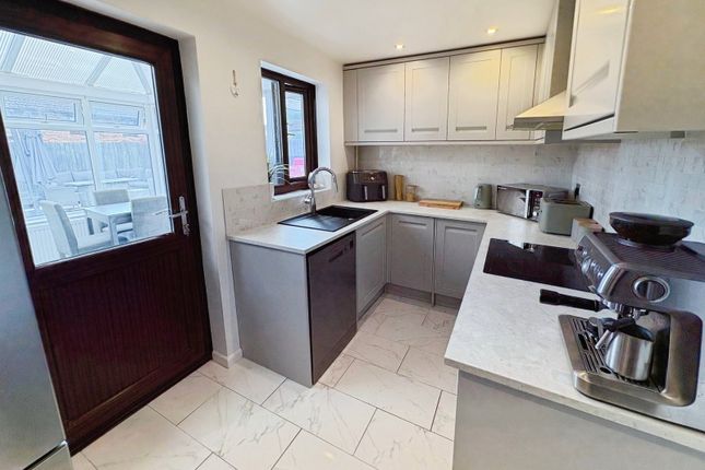 8, Laburnum Drive, Porthcawl photo 4