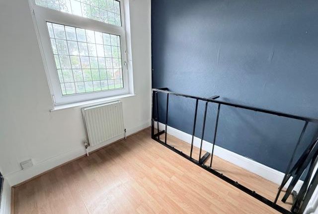 Room 2, 86, Elgar Avenue, Surbiton photo 3