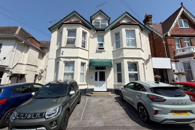 1-bed flat on 18, Glen Road, Bournemouth, £50,000