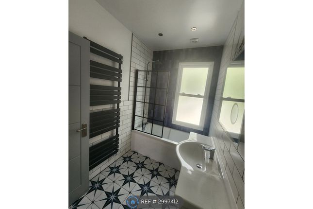 Flat    Conolly Road, Hanwell photo 5