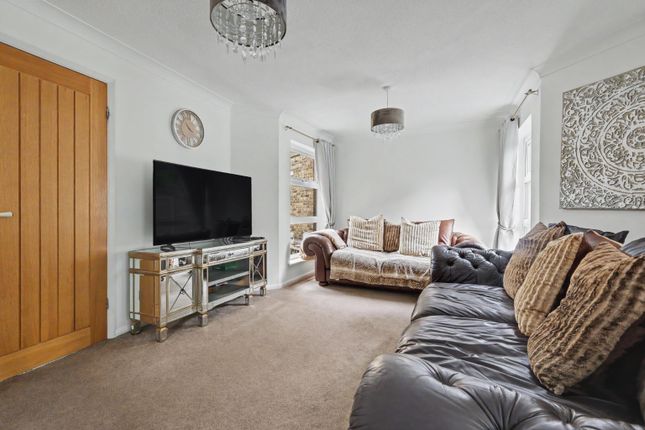 20, Leon Drive, Basildon photo 2