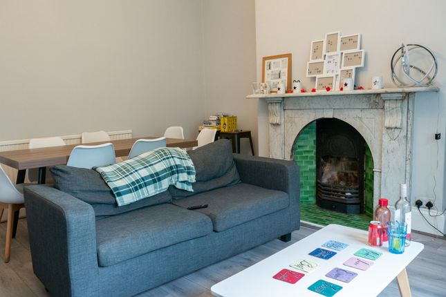 A Welcoming Living Room Featuring A Comfortable Da...