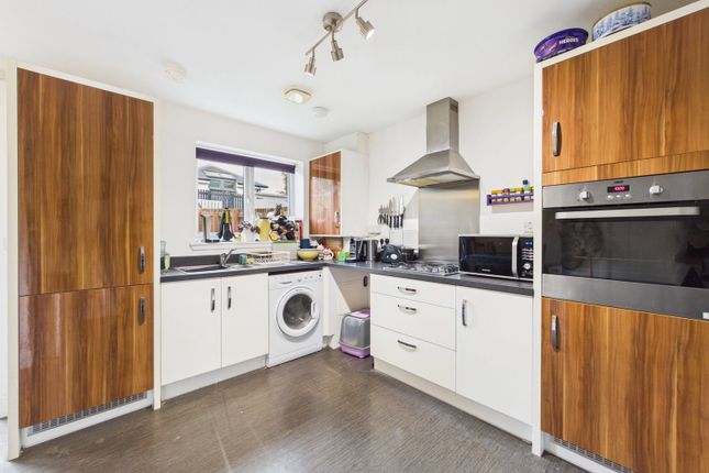 42, Lady Campbells Court, Dunfermline photo 4