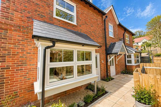 1-bed flat on Flat 5, Ransoms, Station Road, Pulborough, £1,250/mo