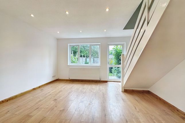 16 Tanglewood Close, Uxbridge photo 4