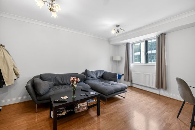 Flat 327/Central Tower, 300 Vauxhall Bridge Road, London photo 4