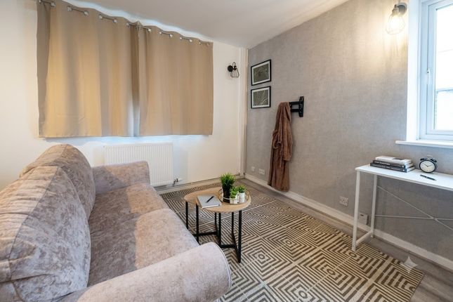 19, Givendale Drive, Manchester photo 3