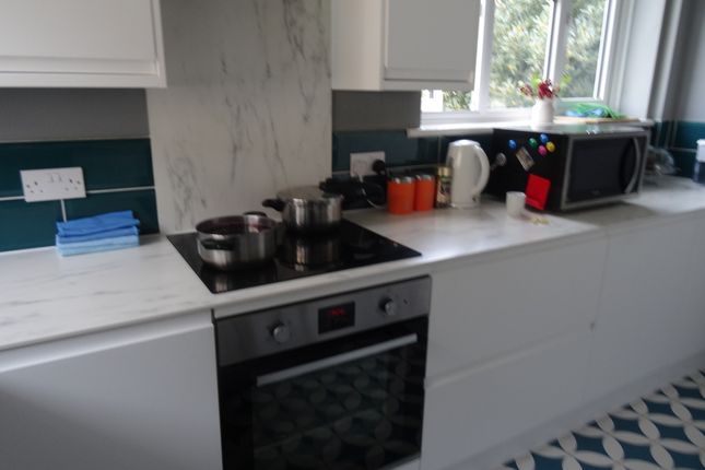 Flat for sale in Grove Crescent, Kingston Upon Thames