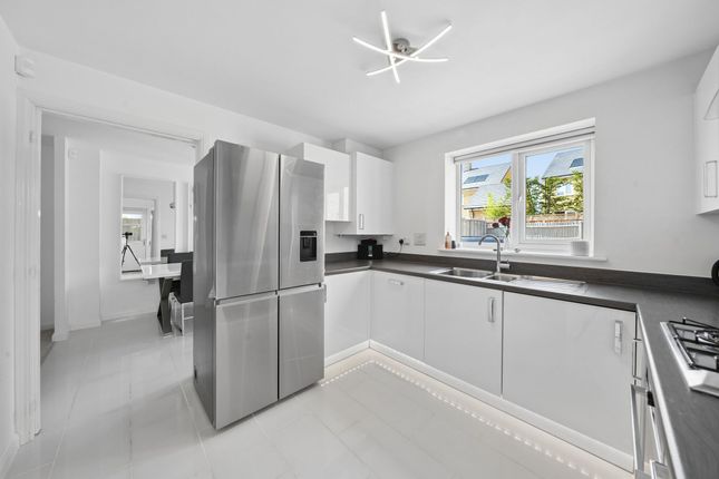 27 Mott Close, Witney photo 2