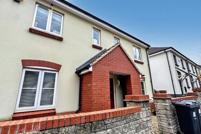 Well-Presented Terrace-Style Property With A Shelt...