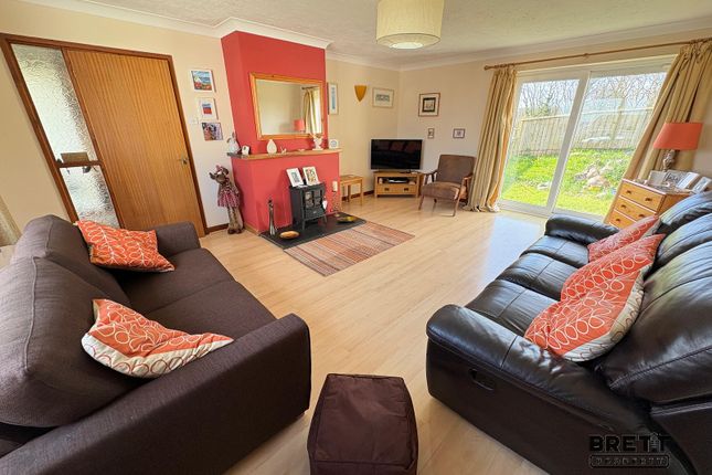 12, Hazel Grove, Milford Haven photo 2