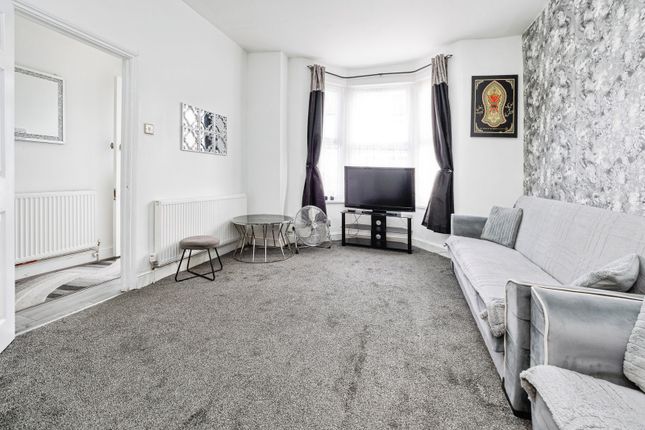 266, Dersingham Avenue, London photo 4