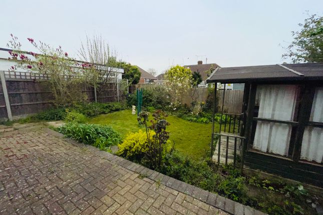 Bungalow to rent in Gooseberry Hill, Luton