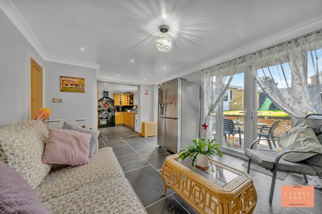 28 Caernarvon Court, Caerphilly photo 4