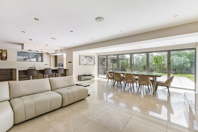2, Hall Farm Close, Stanmore photo 3