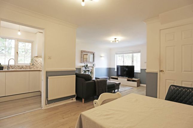 53, Columbine Way, Romford photo 4