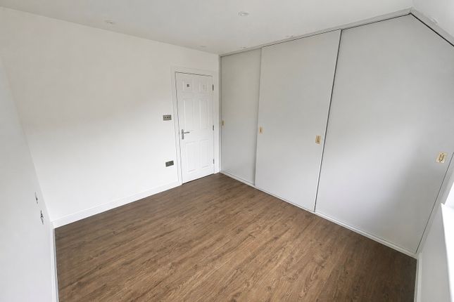 213, Basildon photo 5